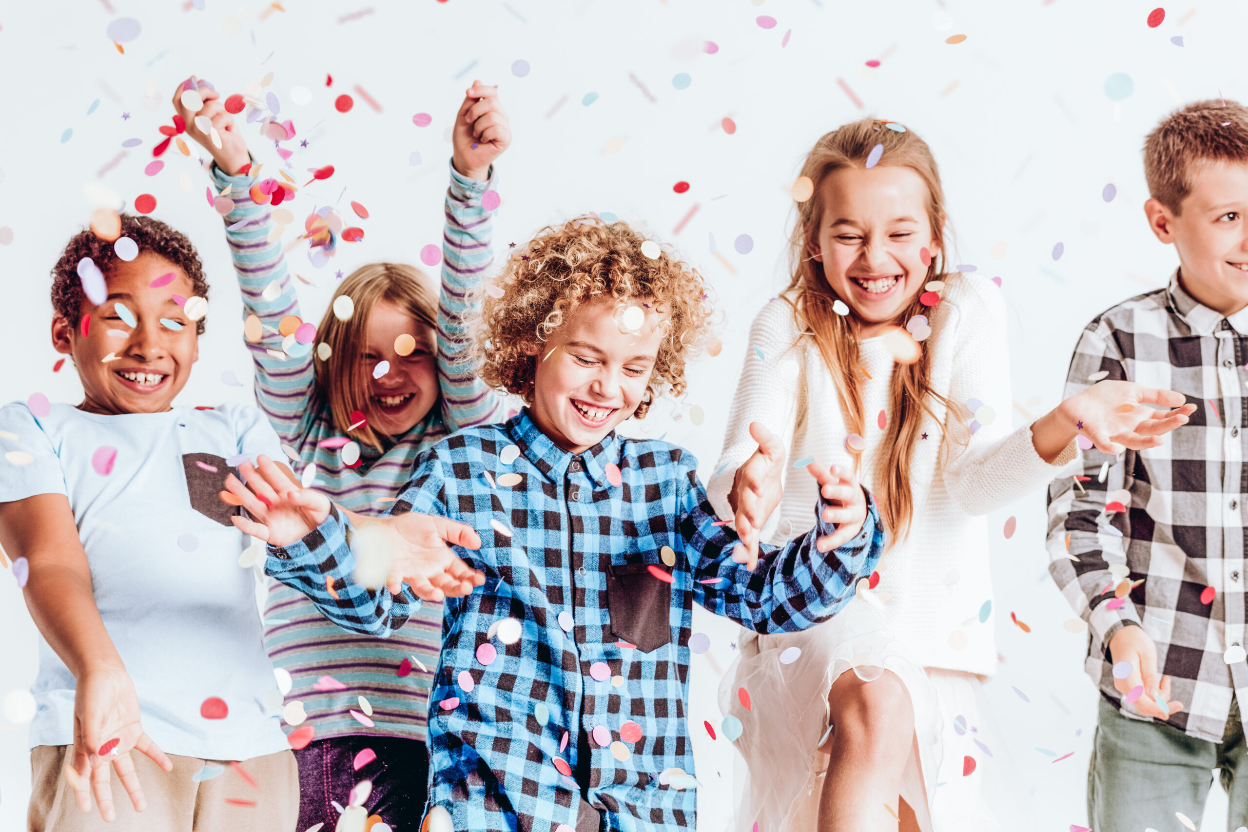 Blije kinderen die samen feest vieren